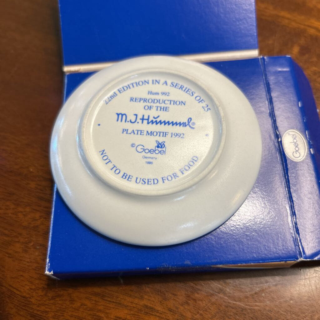 M.j.hummel Plate