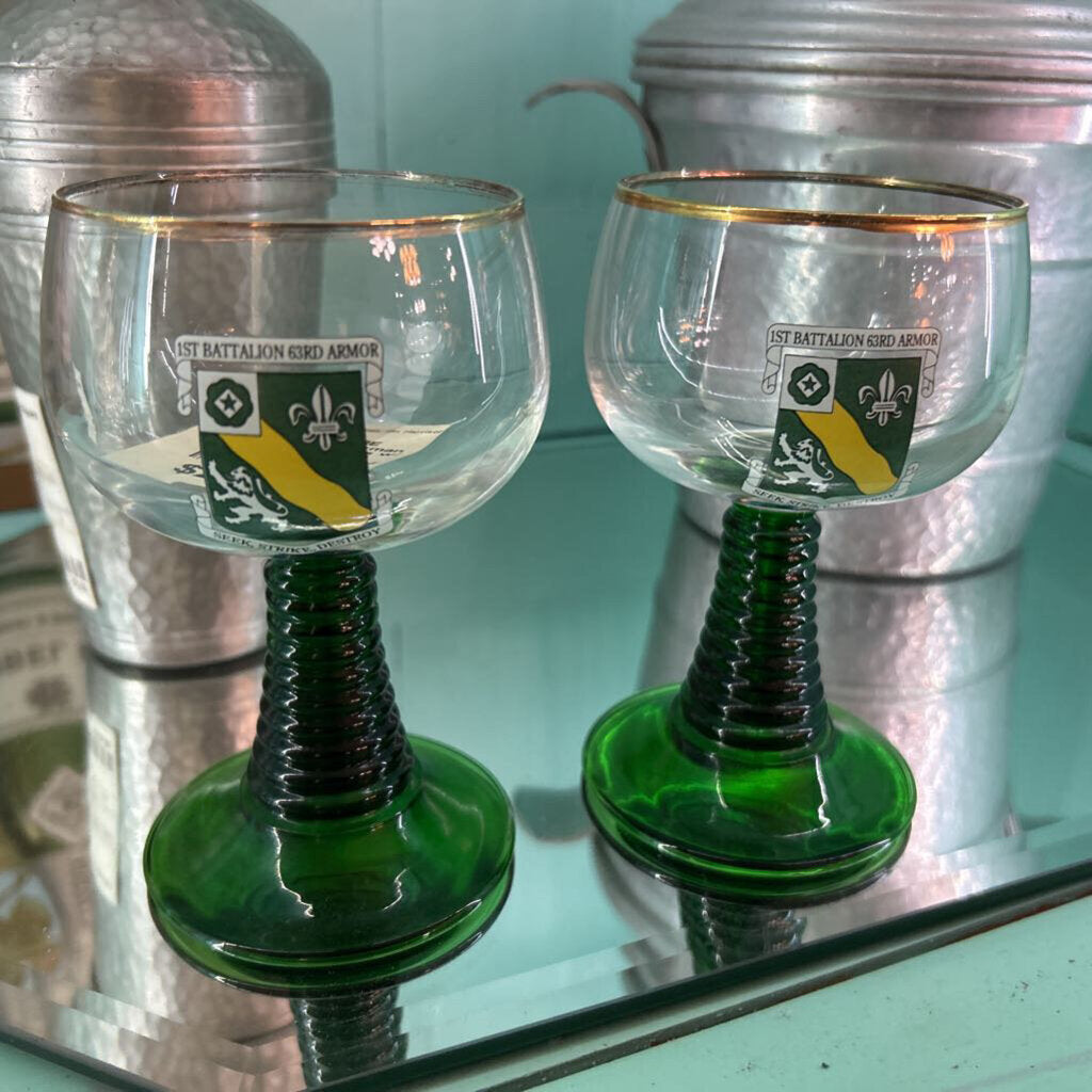Traditional German Roamer Glasses w/ Crest for "1st Battalion 60th Armor Division"; Pair