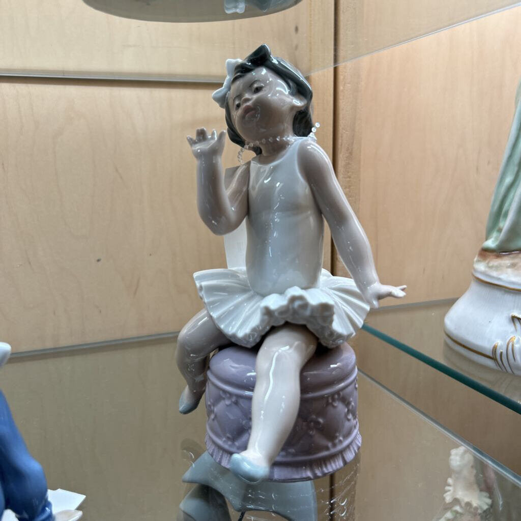 Lladro Figurine, 5106 Little Ballet Girl.