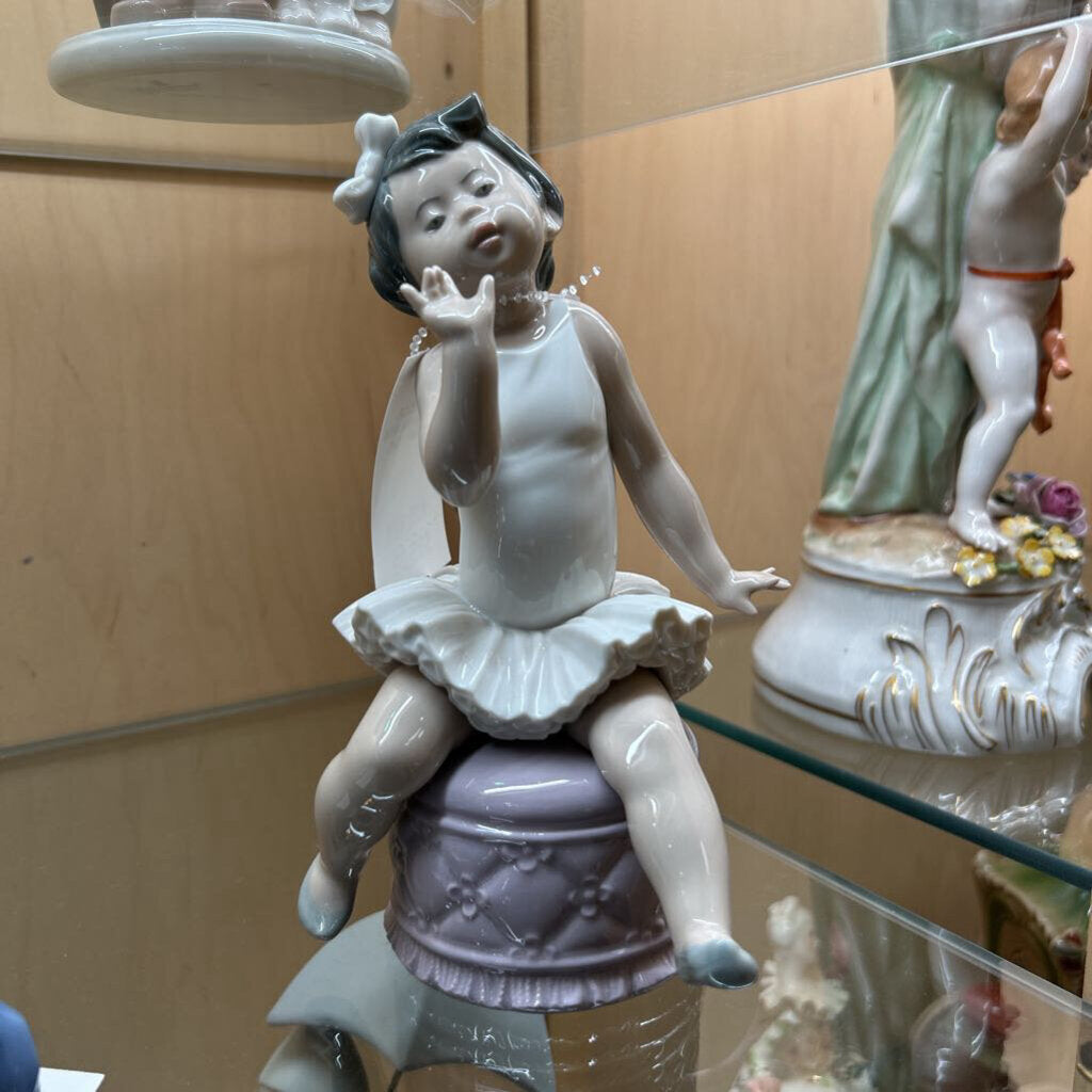 Lladro Figurine, 5106 Little Ballet Girl.