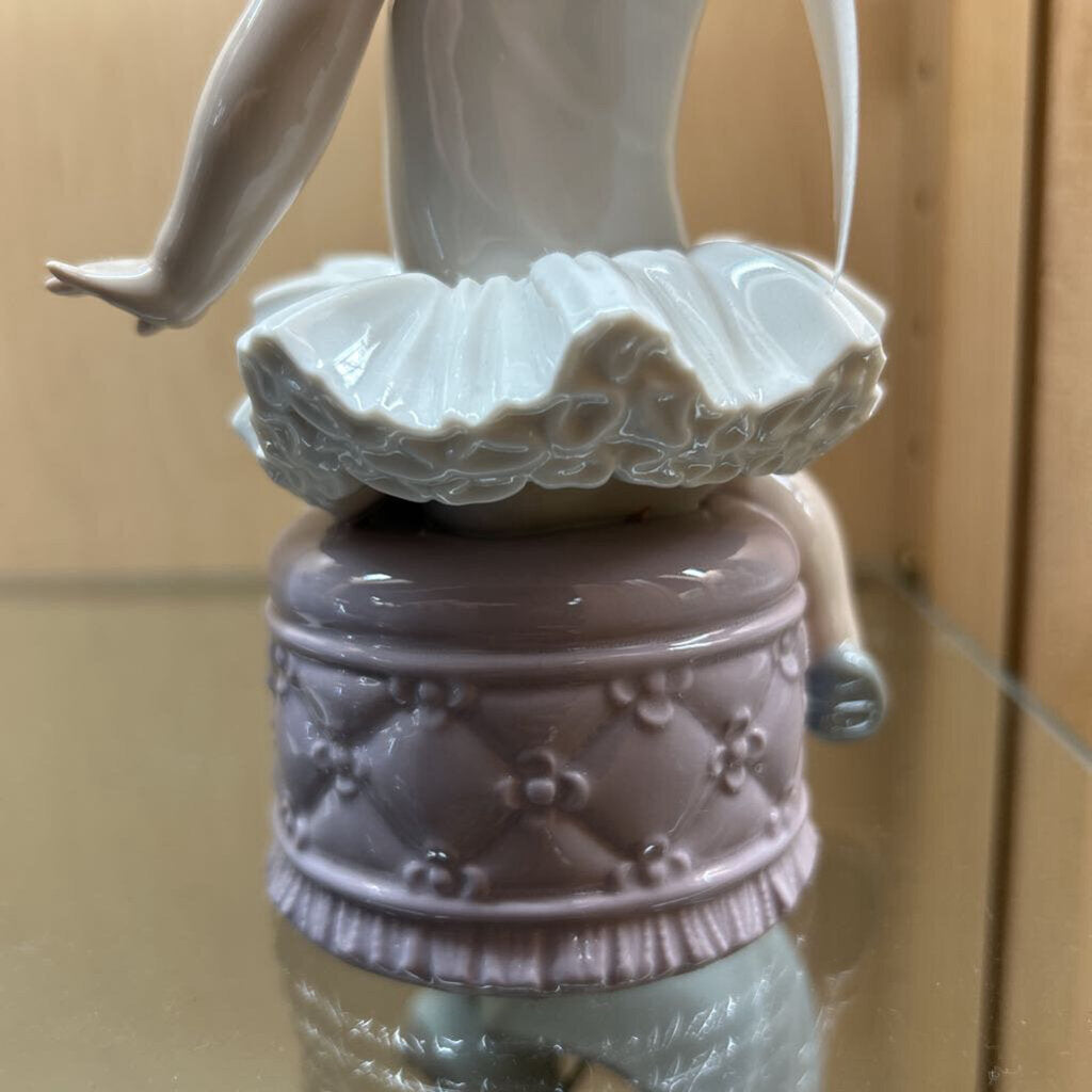 Lladro Figurine, 5106 Little Ballet Girl.