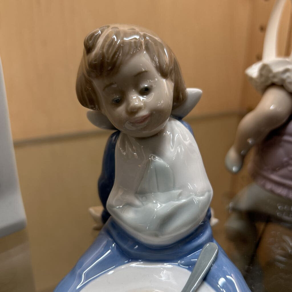 Nao by Lladro " I'm Full" Figurine by Sculptor Jose Puche