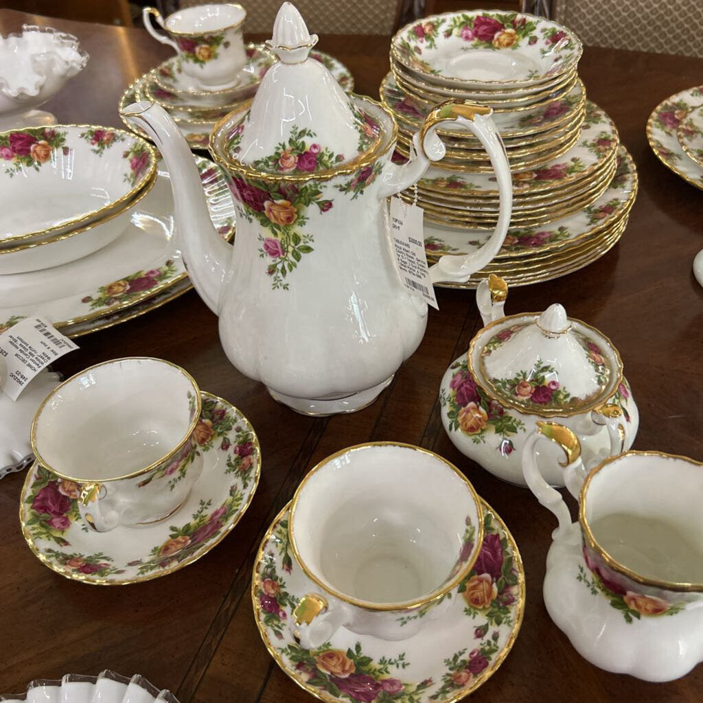 Royal Albert, Old Country Roses , Service for 12 + Teapot, Cream & Sugar, 2 Oval Platters, 1 Small Platter, 4 Veg Bowls. 1970s-1998.