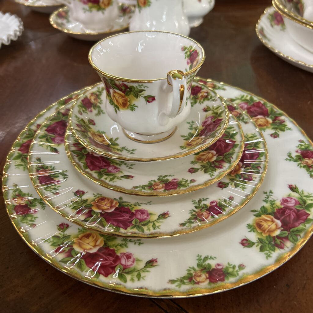 Royal Albert, Old Country Roses , Service for 12 + Teapot, Cream & Sugar, 2 Oval Platters, 1 Small Platter, 4 Veg Bowls. 1970s-1998.
