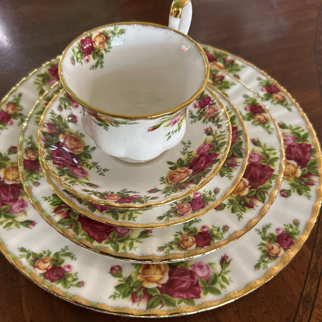 Royal Albert, Old Country Roses , Service for 12 + Teapot, Cream & Sugar, 2 Oval Platters, 1 Small Platter, 4 Veg Bowls. 1970s-1998.