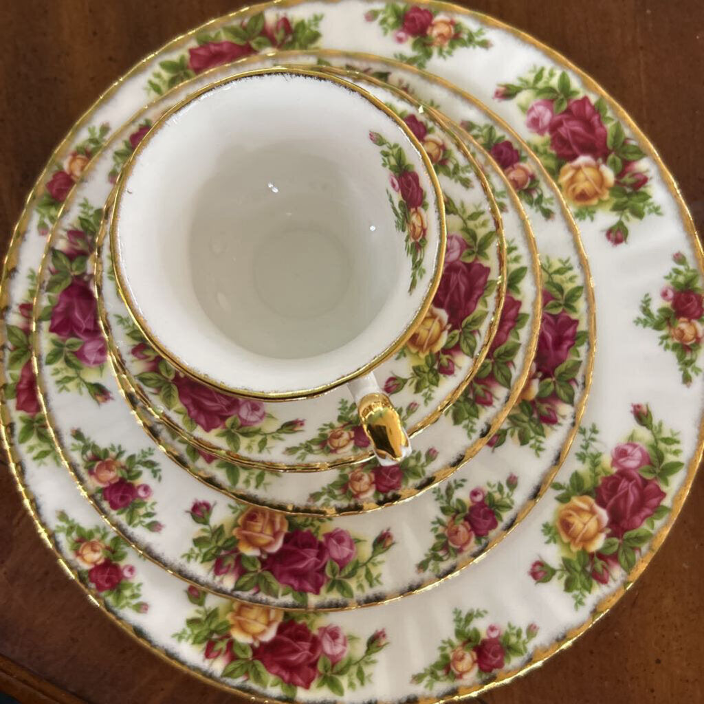 Royal Albert, Old Country Roses , Service for 12 + Teapot, Cream & Sugar, 2 Oval Platters, 1 Small Platter, 4 Veg Bowls. 1970s-1998.