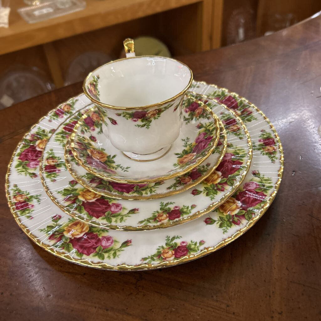 Royal Albert, Old Country Roses , Service for 12 + Teapot, Cream & Sugar, 2 Oval Platters, 1 Small Platter, 4 Veg Bowls. 1970s-1998.