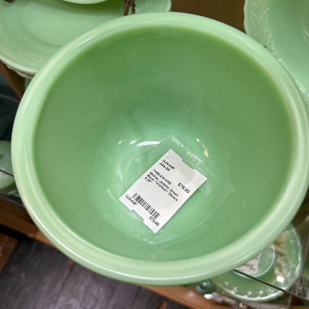 McKee Jadeite Green Bowl *Uranium* Glows 4.25"