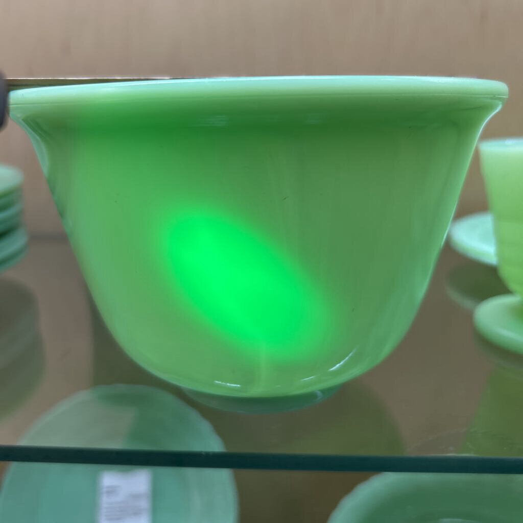 McKee Jadeite Green Bowl *Uranium* Glows 4.25"