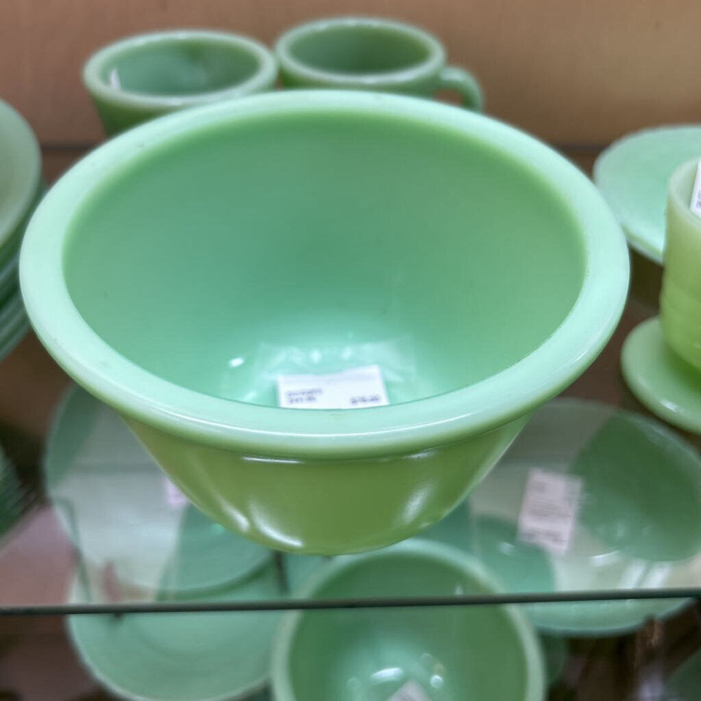 McKee Jadeite Green Bowl *Uranium* Glows 4.25"