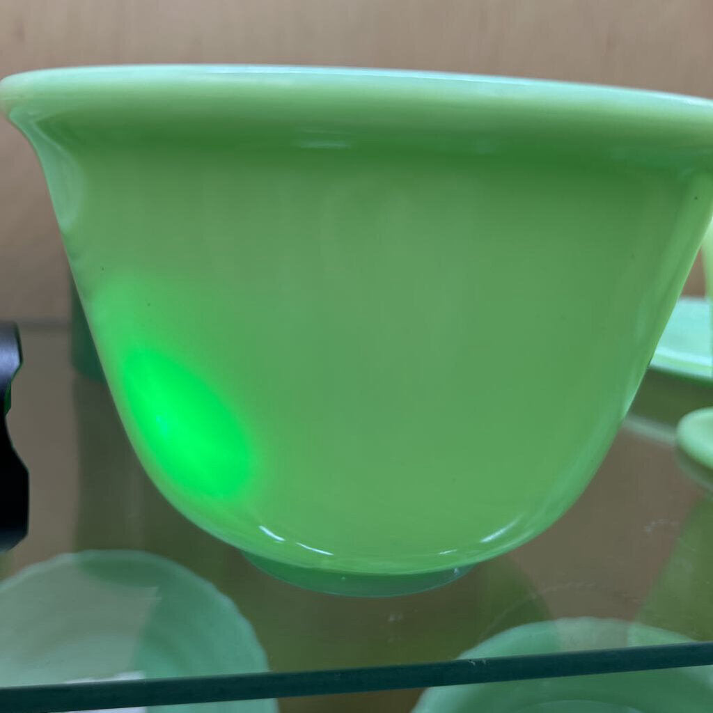 McKee Jadeite Green Bowl *Uranium* Glows 4.25"