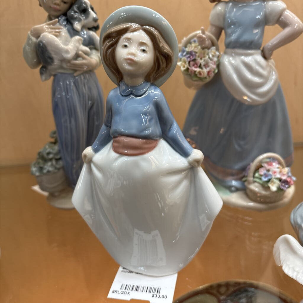 Nao by Lladro "Girl holding her skirt" porcelain figurine; model 1290
