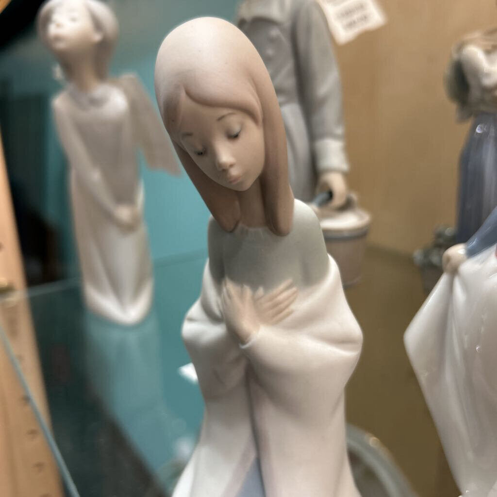 Lladro #4671 Virgin Mary Figurine, Nativity Collection.