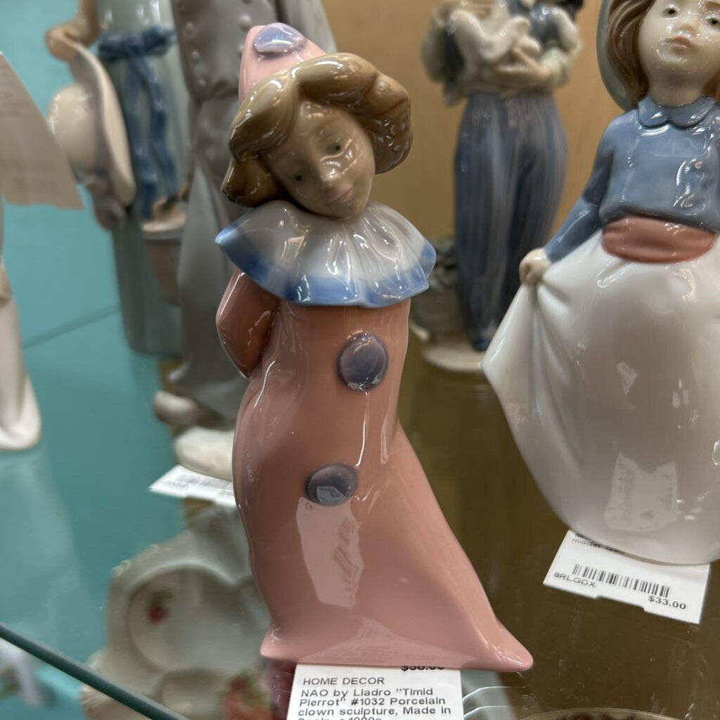 NAO by Lladro "Timid Pierrot" #1032 Porcelain clown sculpture, Made in Spain. c.1980s