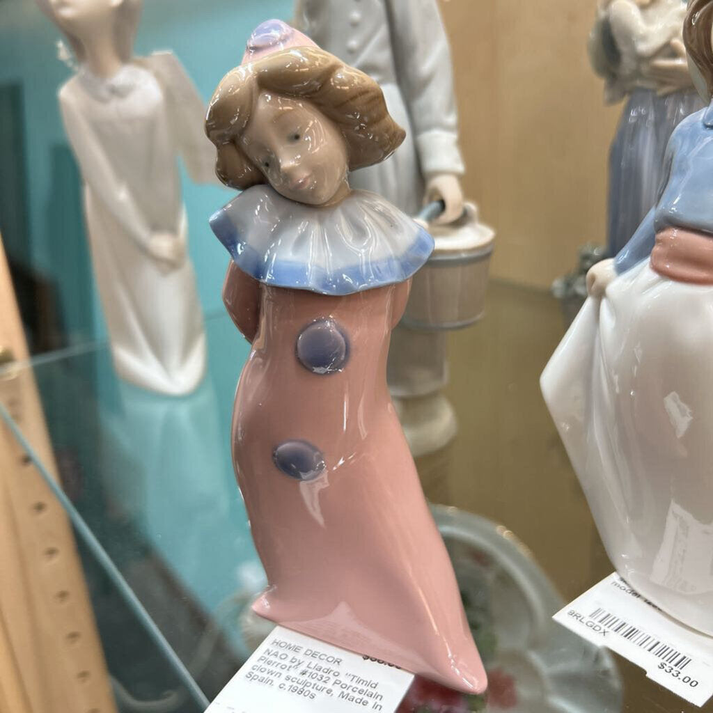 NAO by Lladro "Timid Pierrot" #1032 Porcelain clown sculpture, Made in Spain. c.1980s