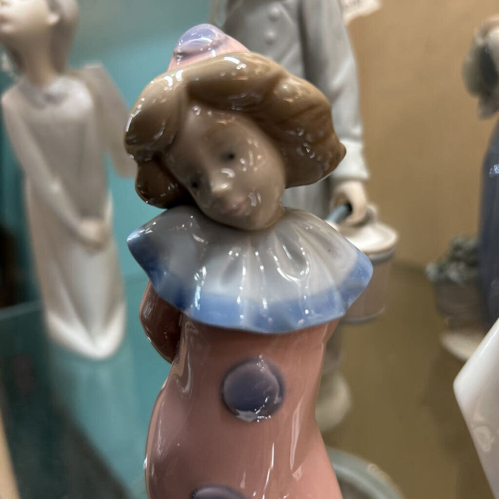NAO by Lladro "Timid Pierrot" #1032 Porcelain clown sculpture, Made in Spain. c.1980s