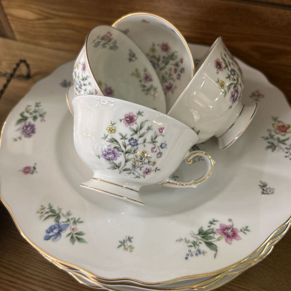 Vintage Franconia Millefleurs Bavaria Porcelain China, 34 Pieces. German Floral Pattern, Scallop edge. c.1953-1975.