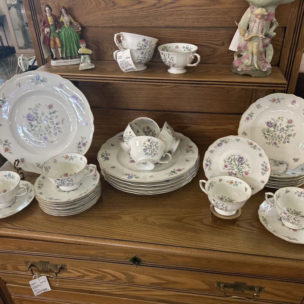 Vintage Franconia Millefleurs Bavaria Porcelain China, 34 Pieces. German Floral Pattern, Scallop edge. c.1953-1975.