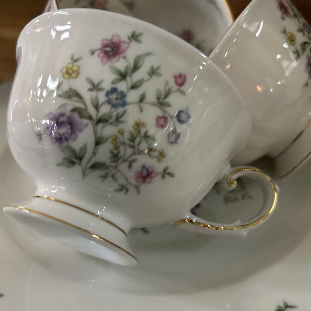 Vintage Franconia Millefleurs Bavaria Porcelain China, 34 Pieces. German Floral Pattern, Scallop edge. c.1953-1975.
