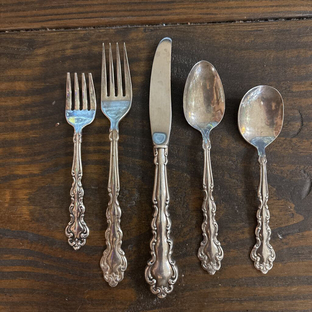 Oneida Community Plate 5pc Childs flatware set in the "Modern Baroque" pattern