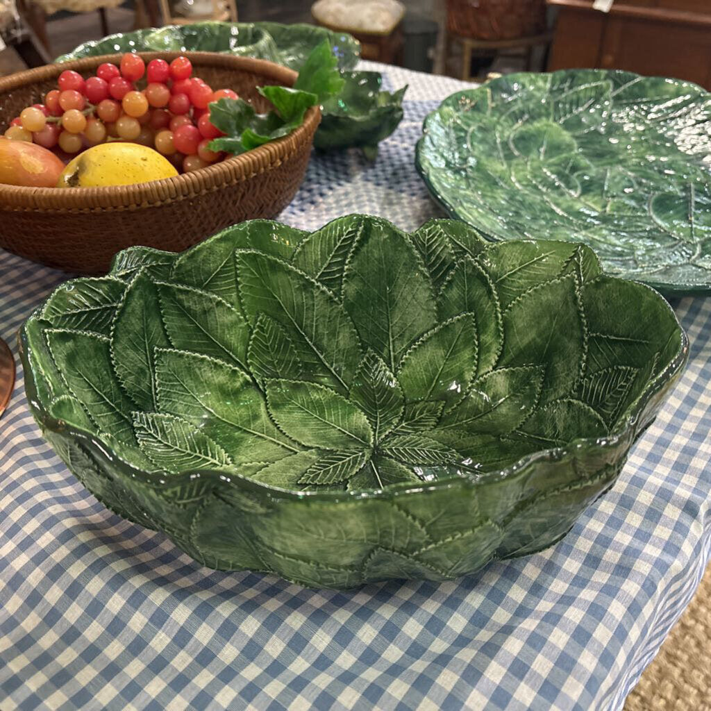 Vintage Vietri Foglia Ceramiche Leonardo Green Majolica Leaf Pattern Oval Bowl; 8" x 10"; Made in Italy