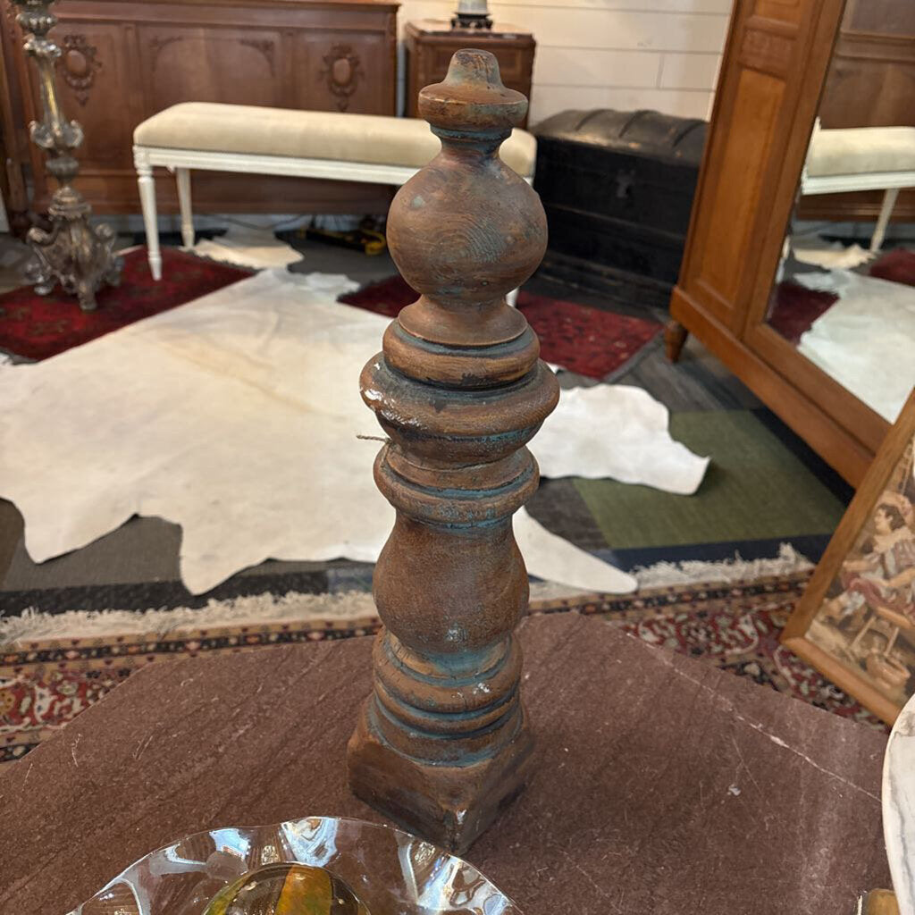 Plaster decor of bobbin turned post