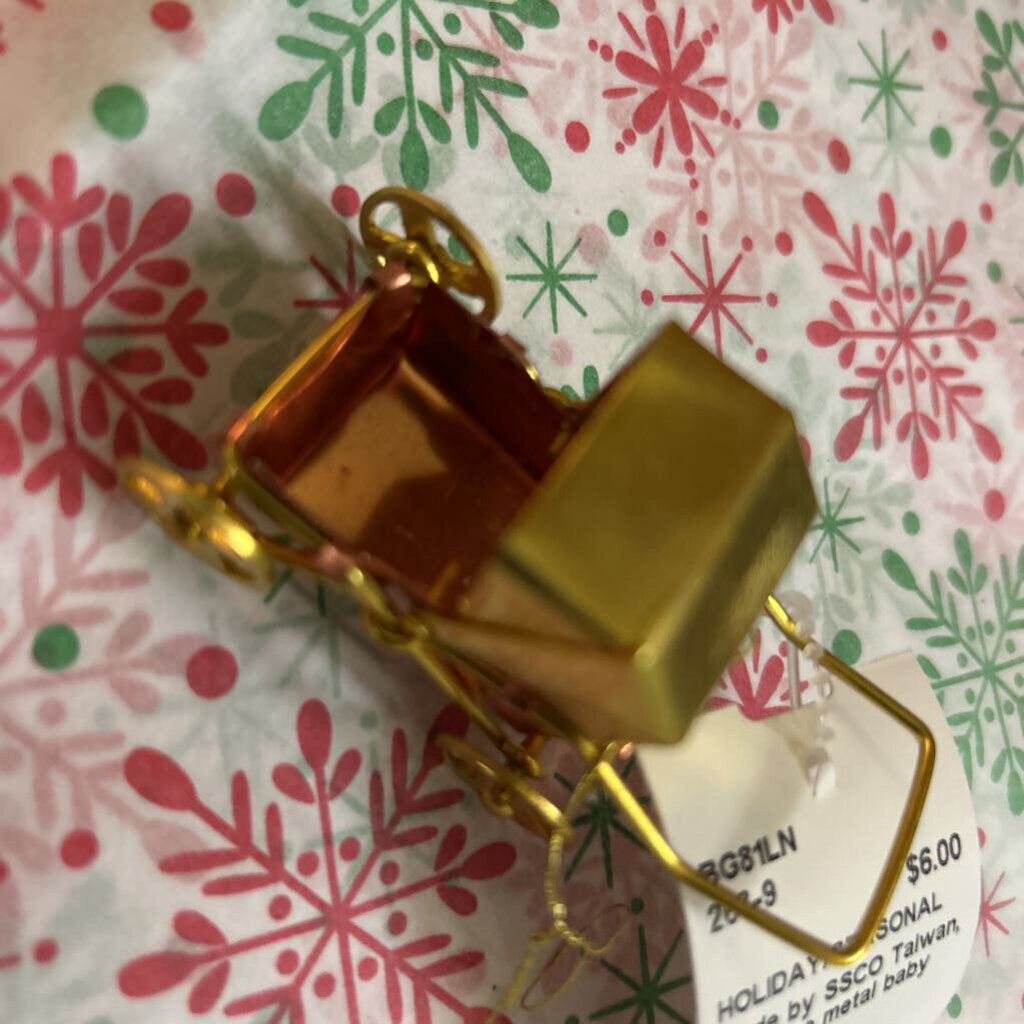 Made by SSCO Taiwan, Miniature metal baby carriage.