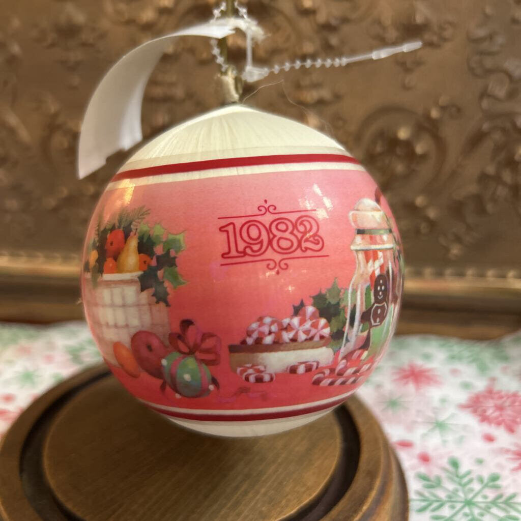 Hallmark Keepsake satin ball ornament '1982 Daughter"