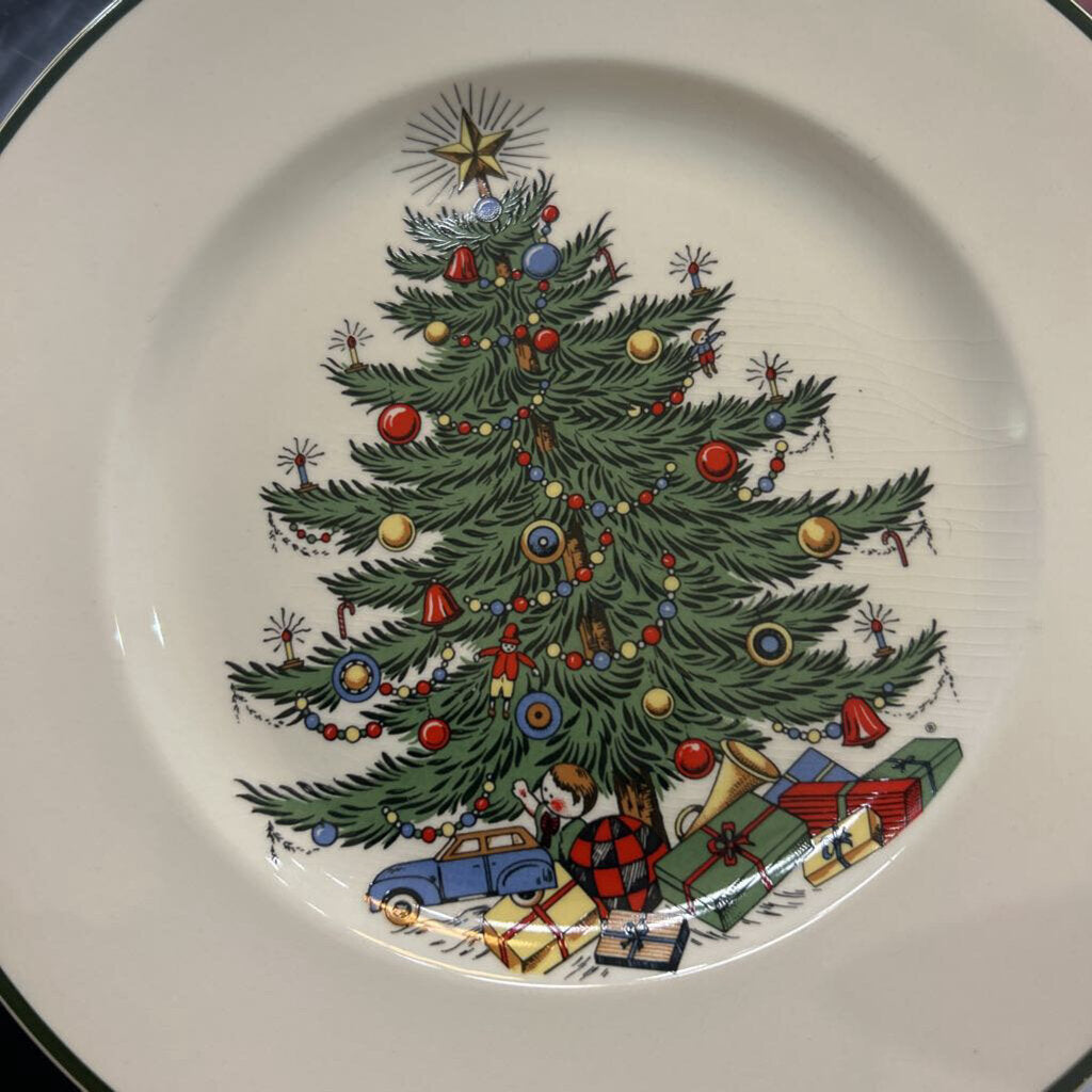 Vintage c.1979 Cuthbertson Dinner Plates 10.5'', Made in England. Holiday tree with a start topper, gifts, green trim.