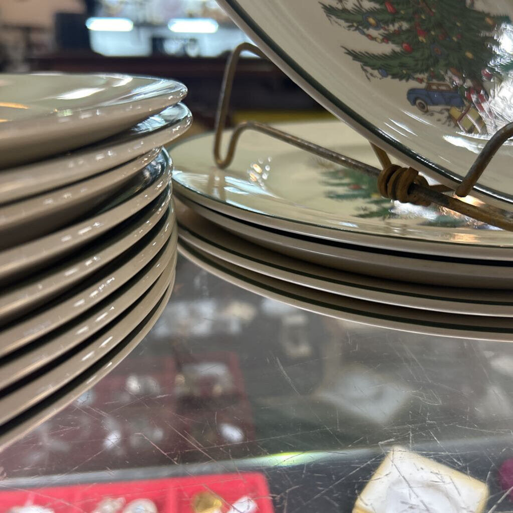 Vintage c.1979 Cuthbertson Dinner Plates 10.5'', Made in England. Holiday tree with a start topper, gifts, green trim.