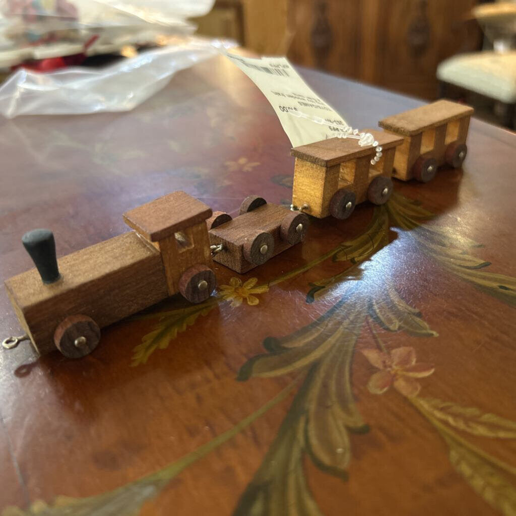 Vtg toy wooden train, 4 train carts.