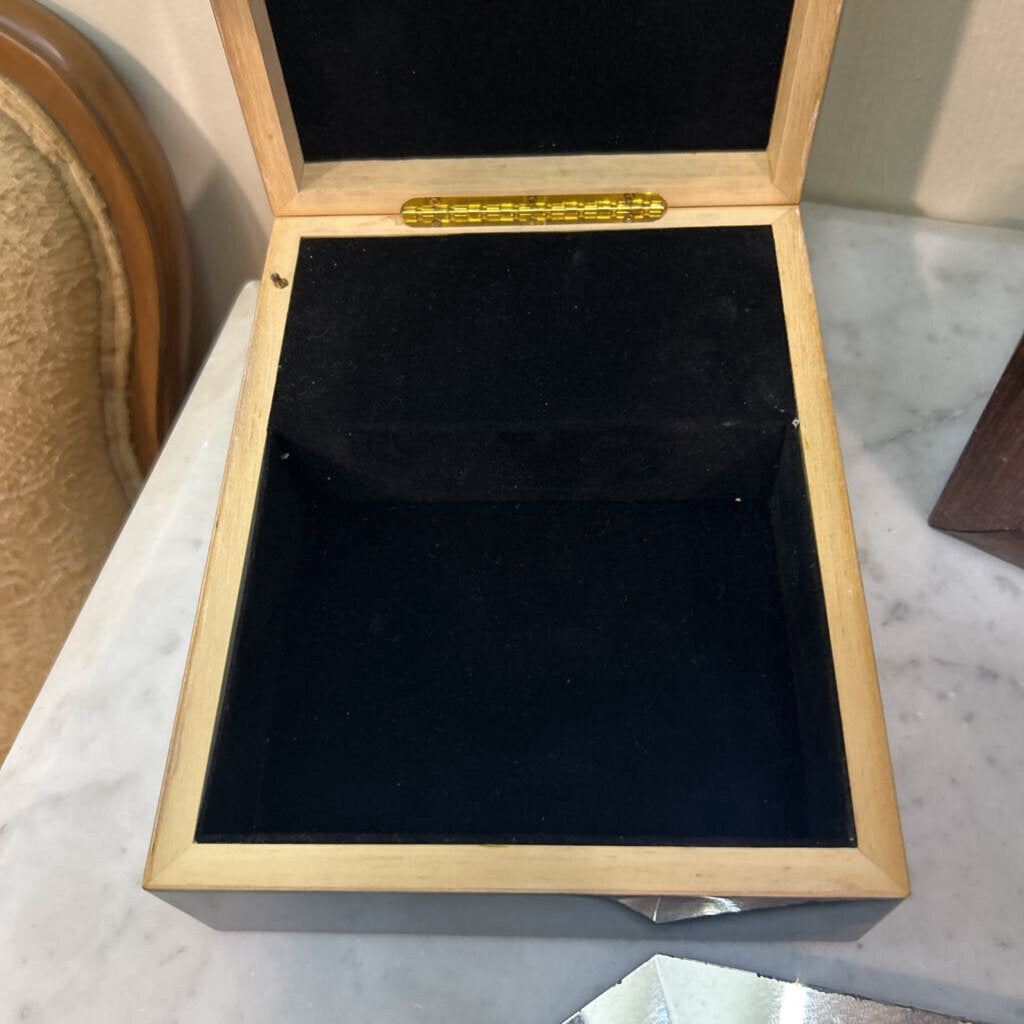 Vintage 1987 "The Wizard of Oz" Musical Jewelry Box "Dorothy" Model P3830.