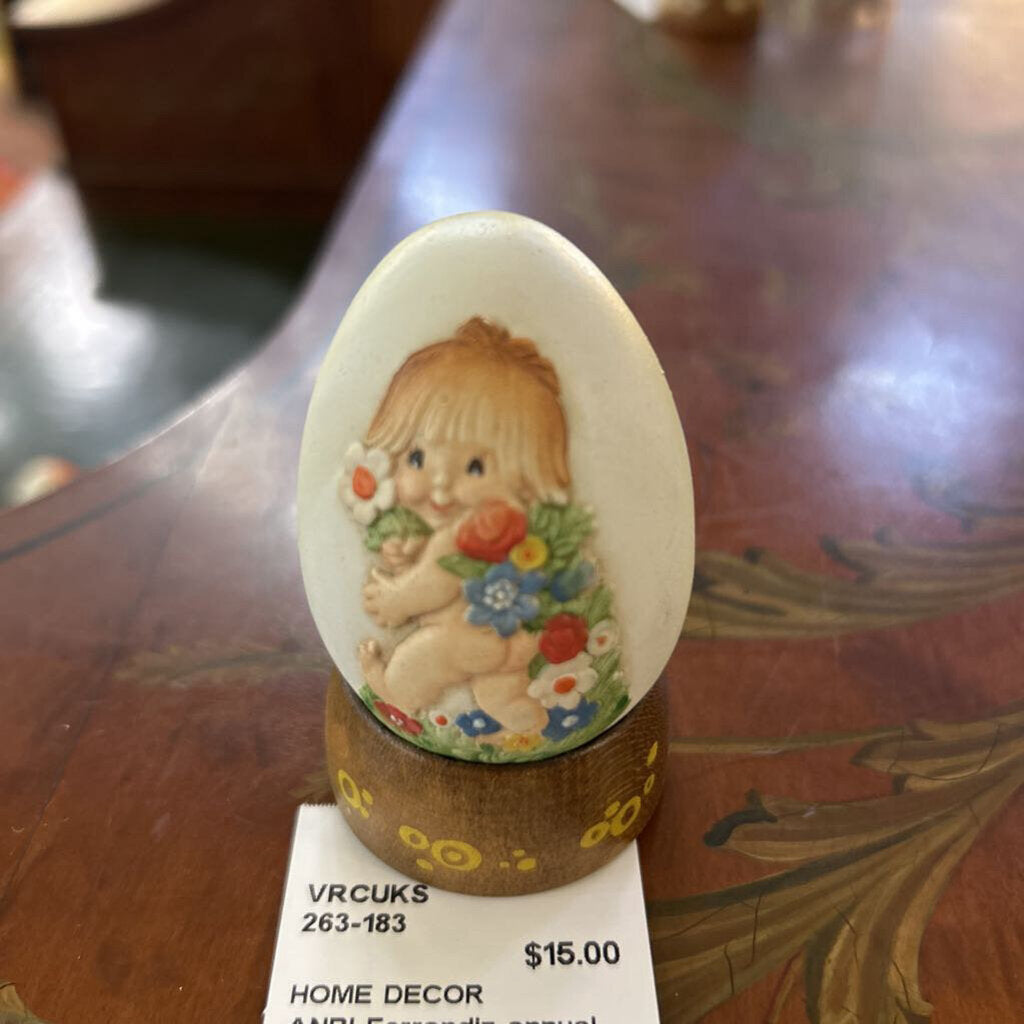 ANRI Ferrandiz annual collection egg, Made in Italy, H.Painted- 1984 Child with Flowers.