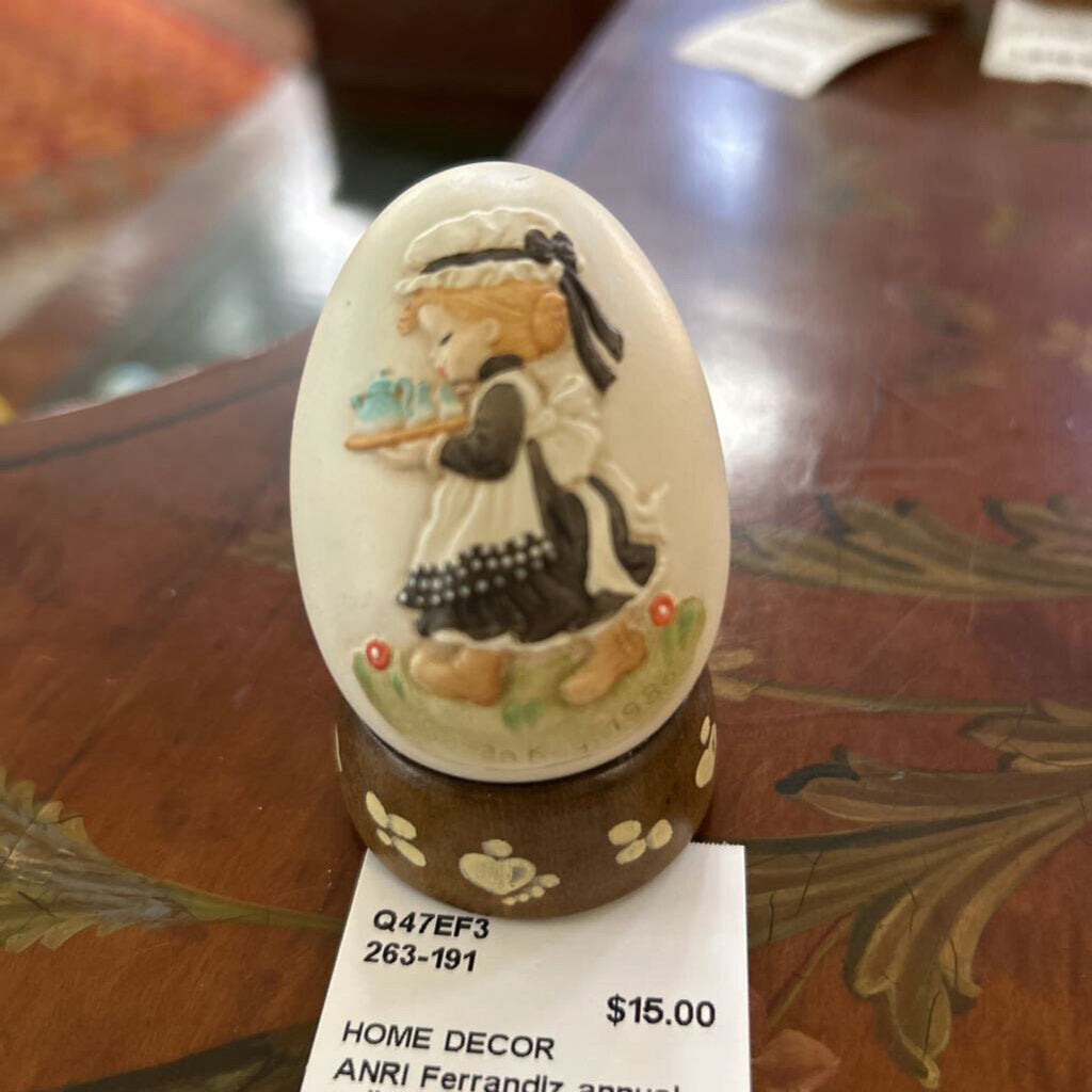 ANRI Ferrandiz annual collection egg, Made in Italy, H.Painted- 1987 Holding Cake