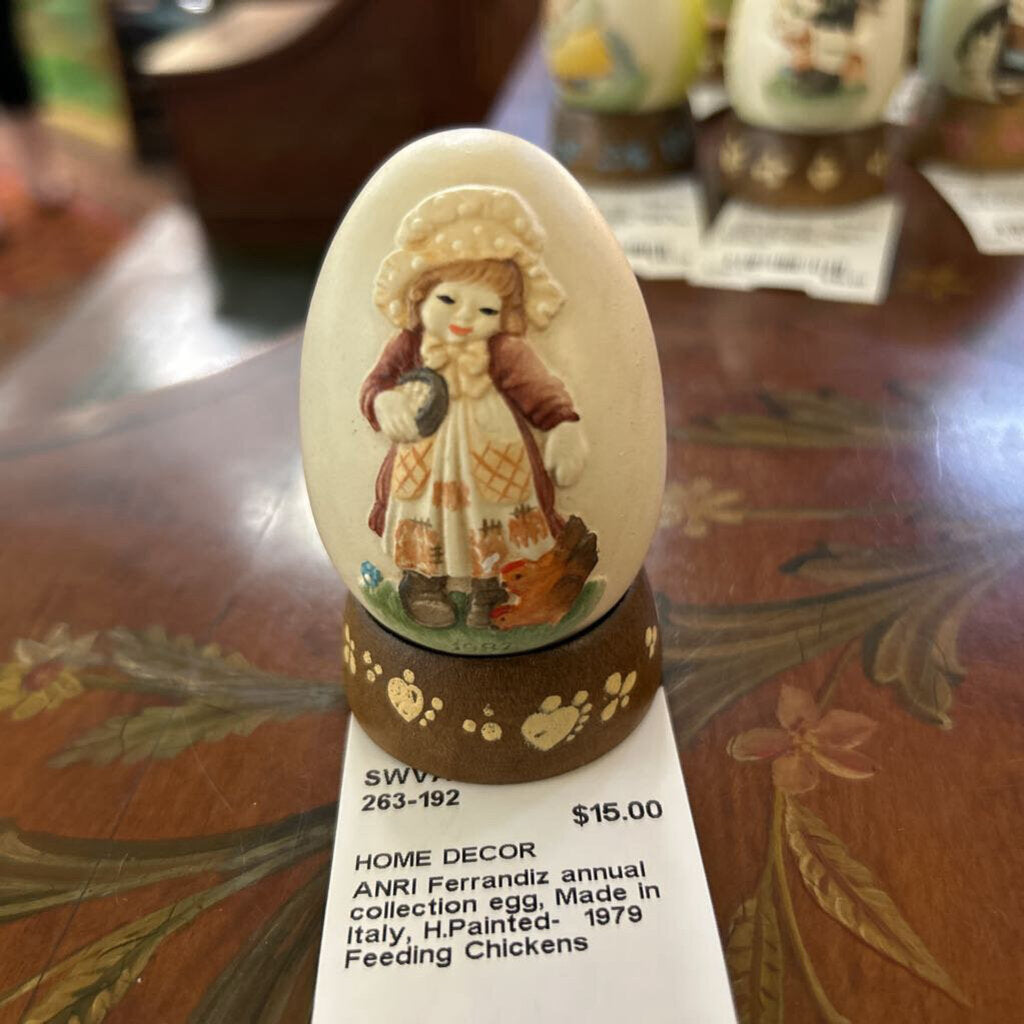 ANRI Ferrandiz annual collection egg, Made in Italy, H.Painted- 1979 Feeding Chickens