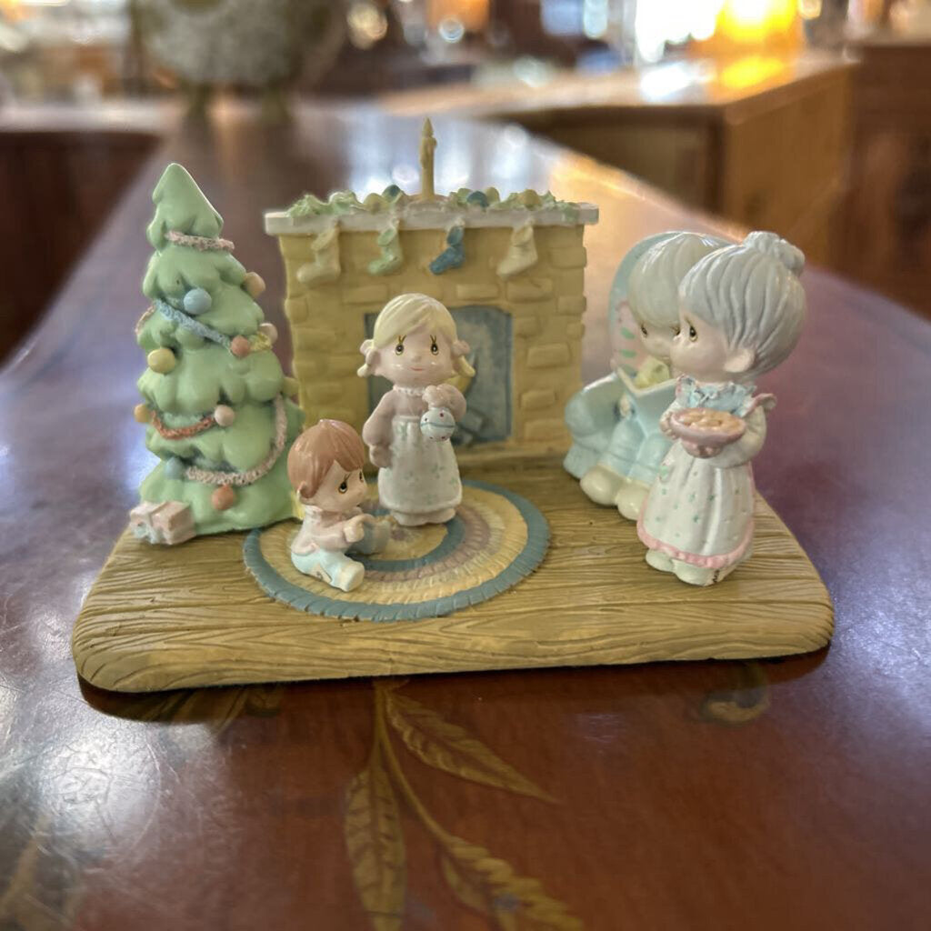 Enesco Precious Moments Miniature Pewter Family Christmas 1989-90.