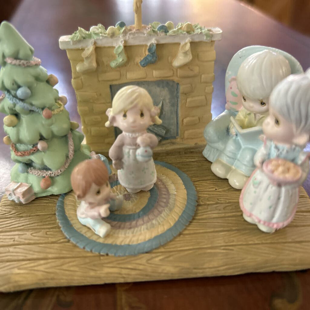 Enesco Precious Moments Miniature Pewter Family Christmas 1989-90.