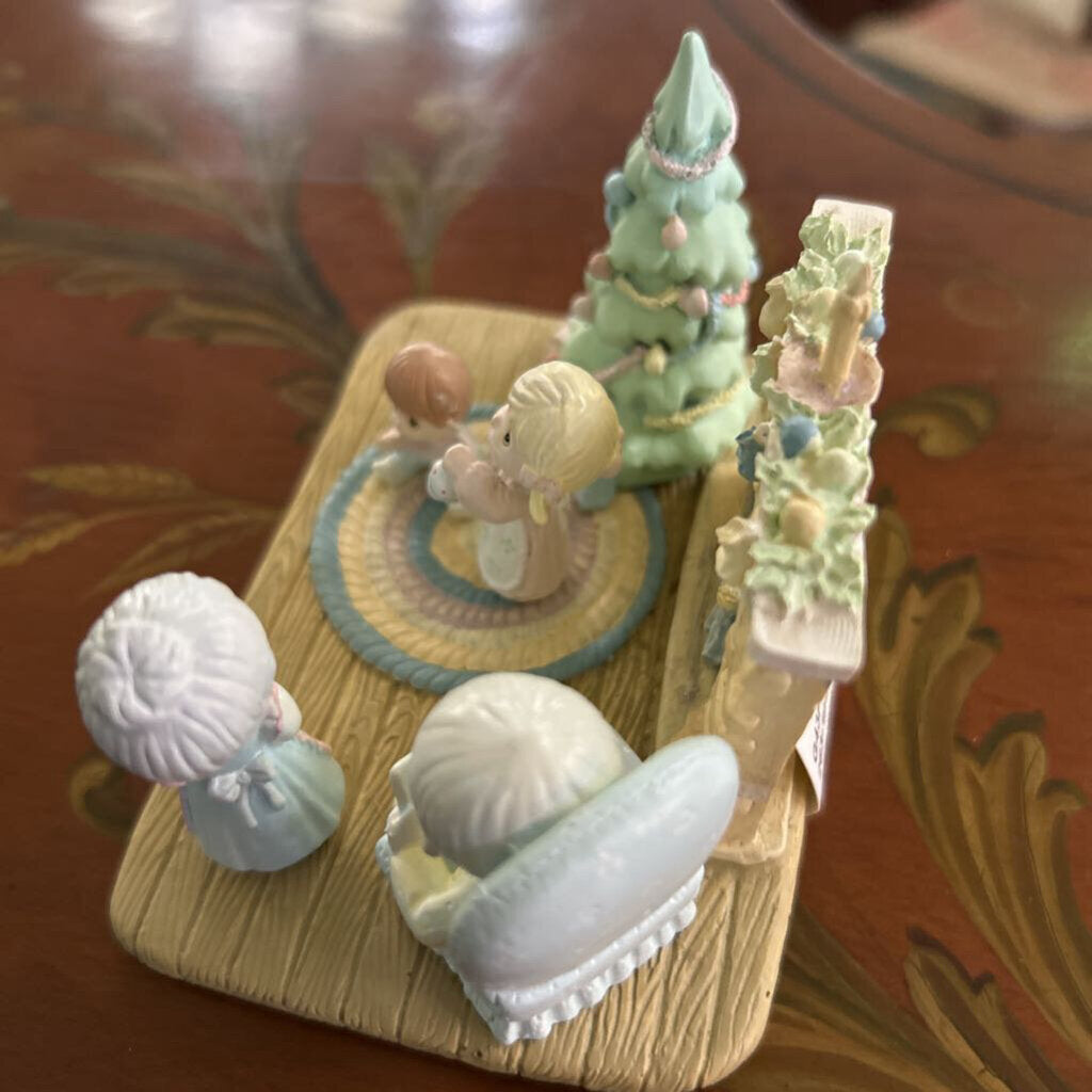 Enesco Precious Moments Miniature Pewter Family Christmas 1989-90.