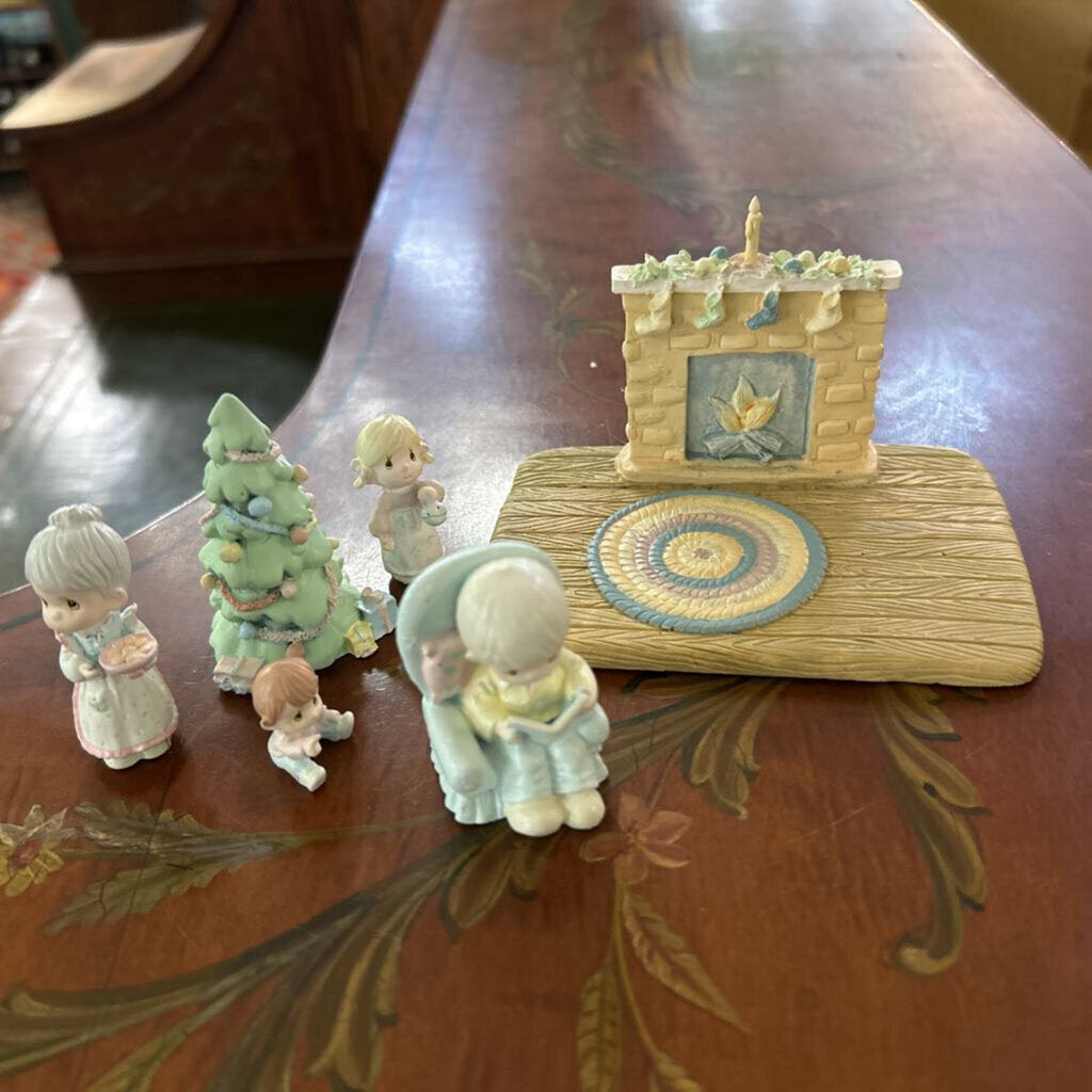 Enesco Precious Moments Miniature Pewter Family Christmas 1989-90.